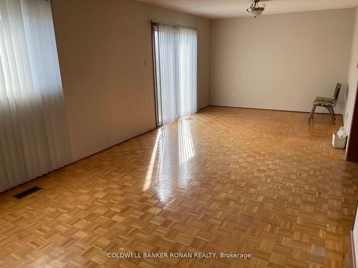Photo de la propriété: 74 Minglehaze Drive ON M9V 4W9