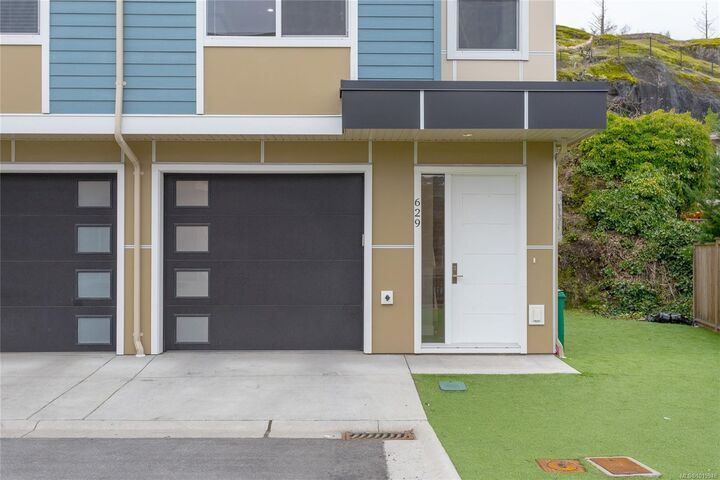 Property Photo:  629 Selwyn Close  BC V9B 6M1 
