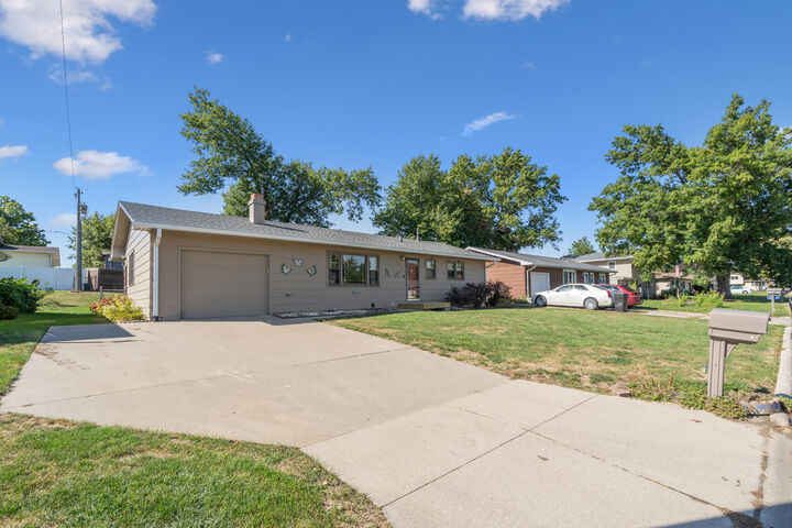 Property Photo:  2011 Catalina Place  IA 50158