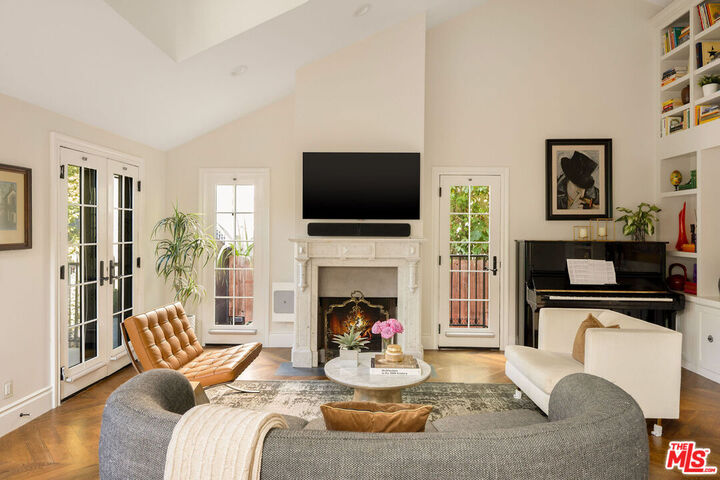 Property Photo:  8906 Ashcroft Ave  CA 90048 