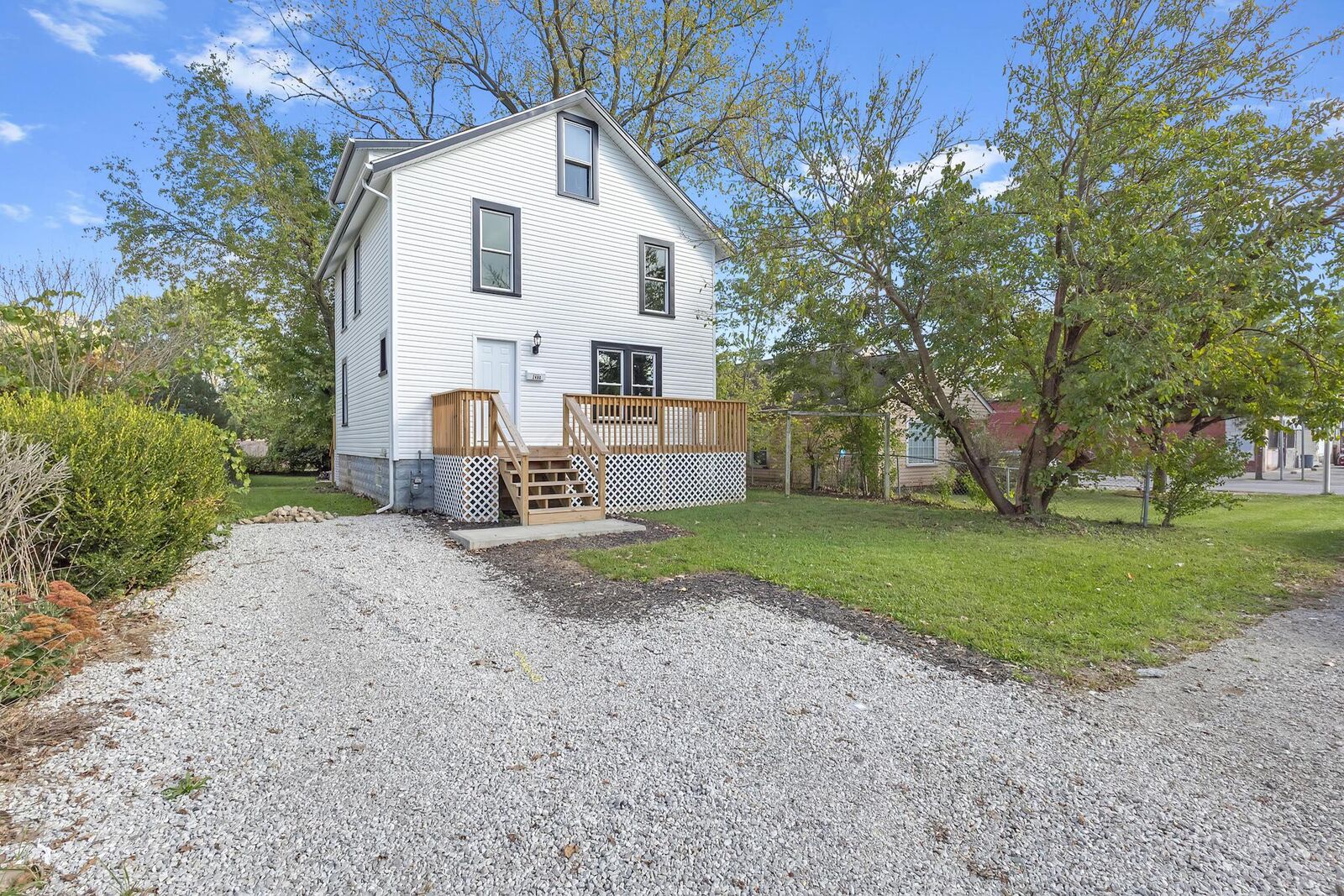 Property Photo:  2480 Parkwood Avenue  OH 43211