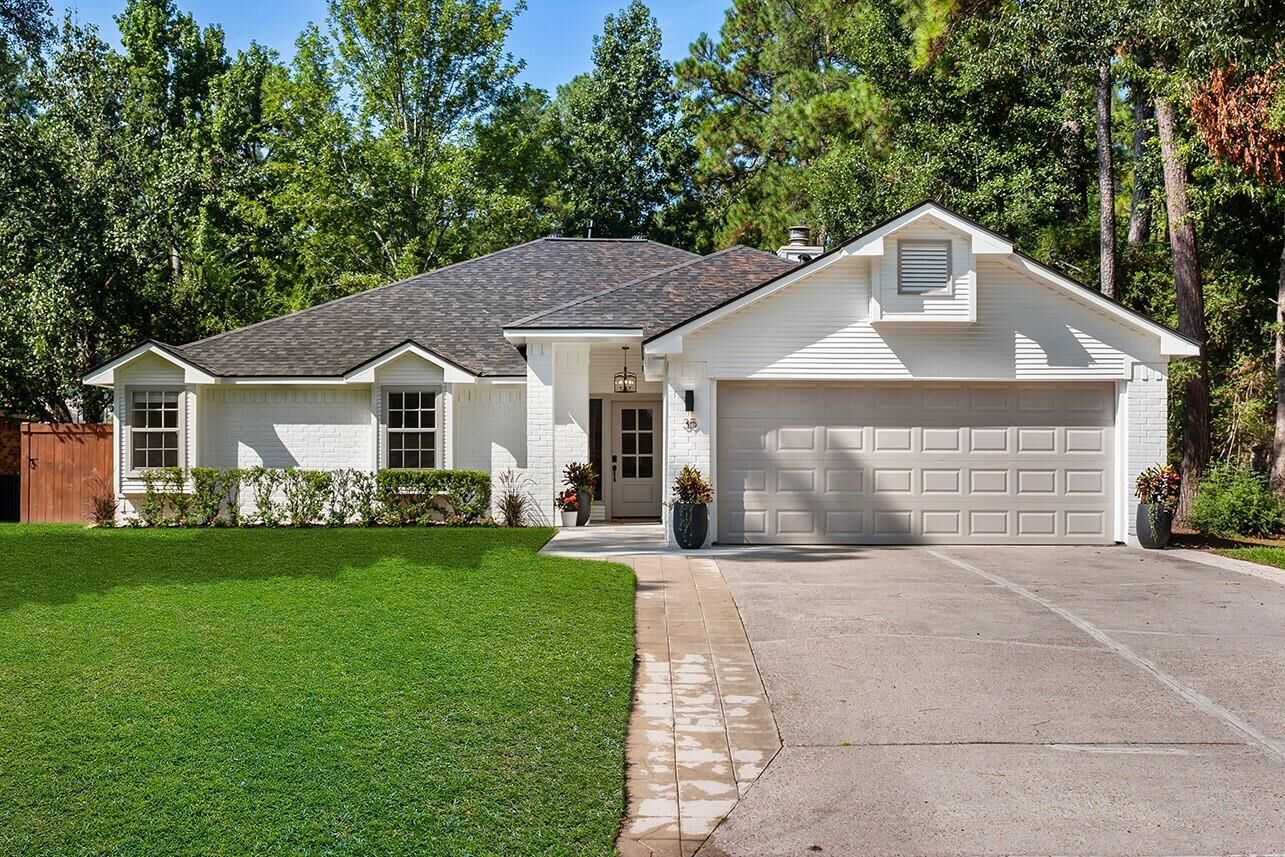Property Photo: 35 Woodelves Place TX 77381