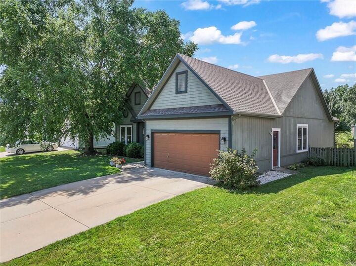 Property Photo:  147 W Colleen Court  KS 66030 