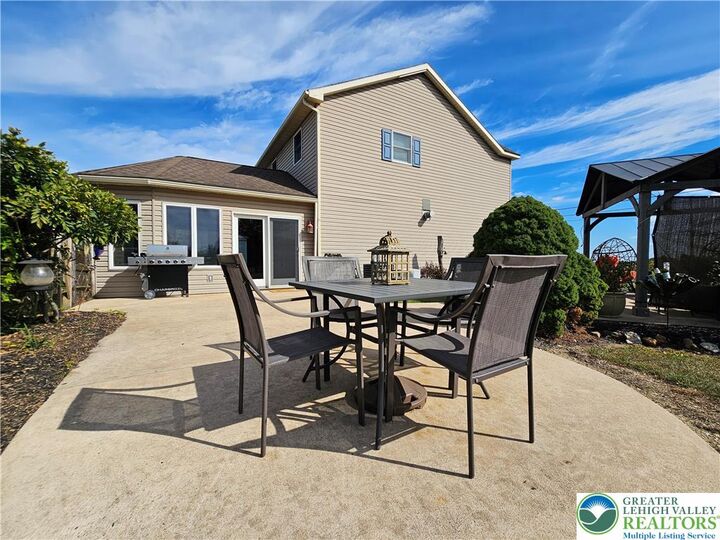 Property Photo:  4408 Valley Green Drive  PA 18078 