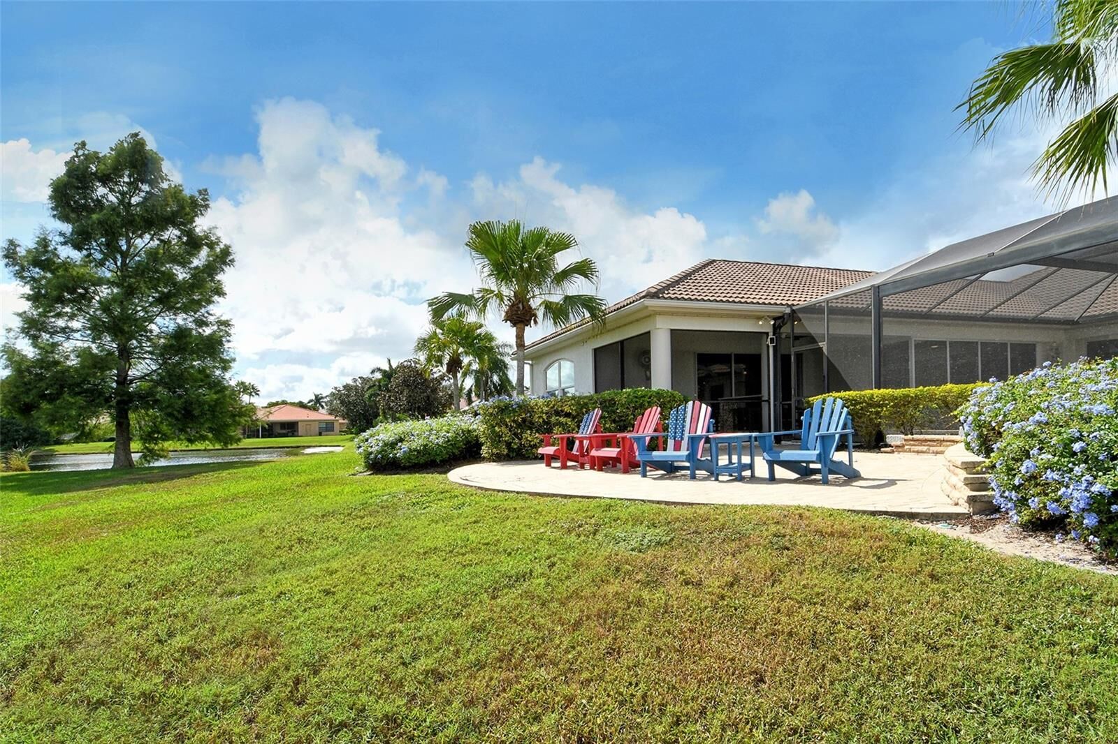 Property Photo: 7807 Rosehall Cove FL 34202