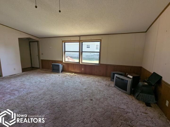 Property Photo:  307 E School Street  IA 52649 