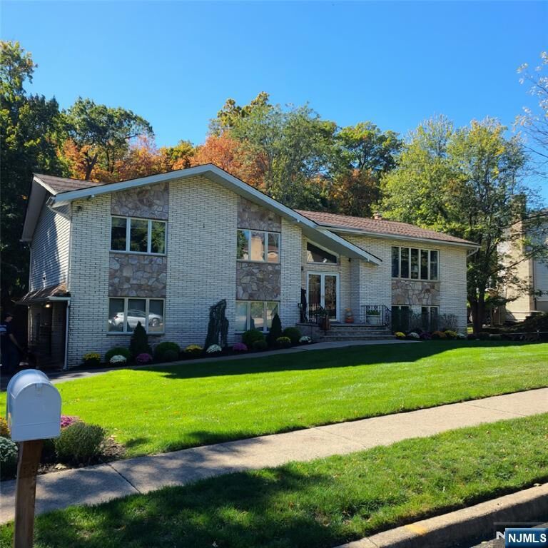 Property Photo: 9 Keiller Court NJ 07508