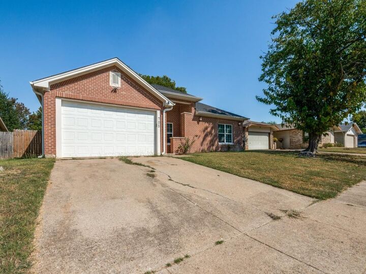 Property Photo: 705 Lynnfield Drive TX 76014