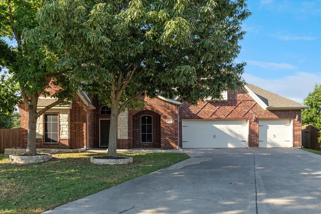 Property Photo: 1220 Clairemont Lane TX 76028