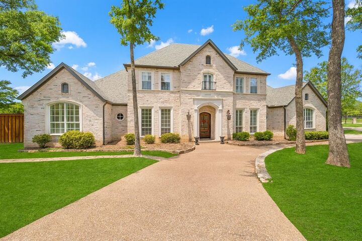 Property Photo: 550 N Peytonville Avenue TX 76092