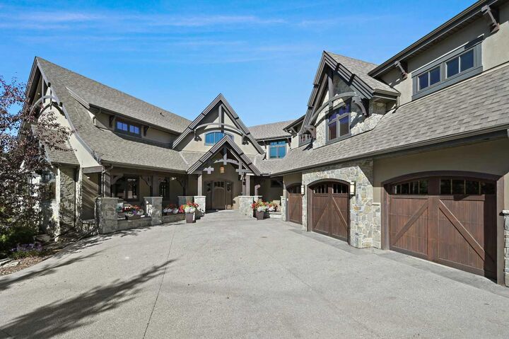 Property Photo:  31 Spring Valley Heights SW  AB T3H 0M3 