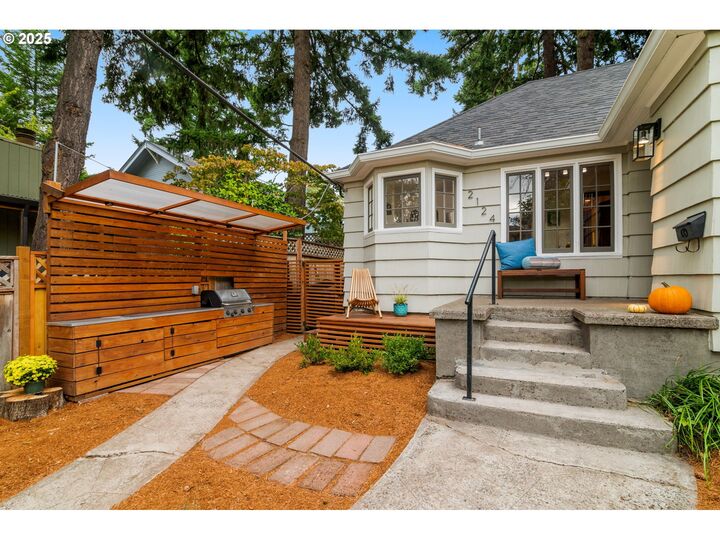 Property Photo: 2124 SE 54th Ave OR 97215
