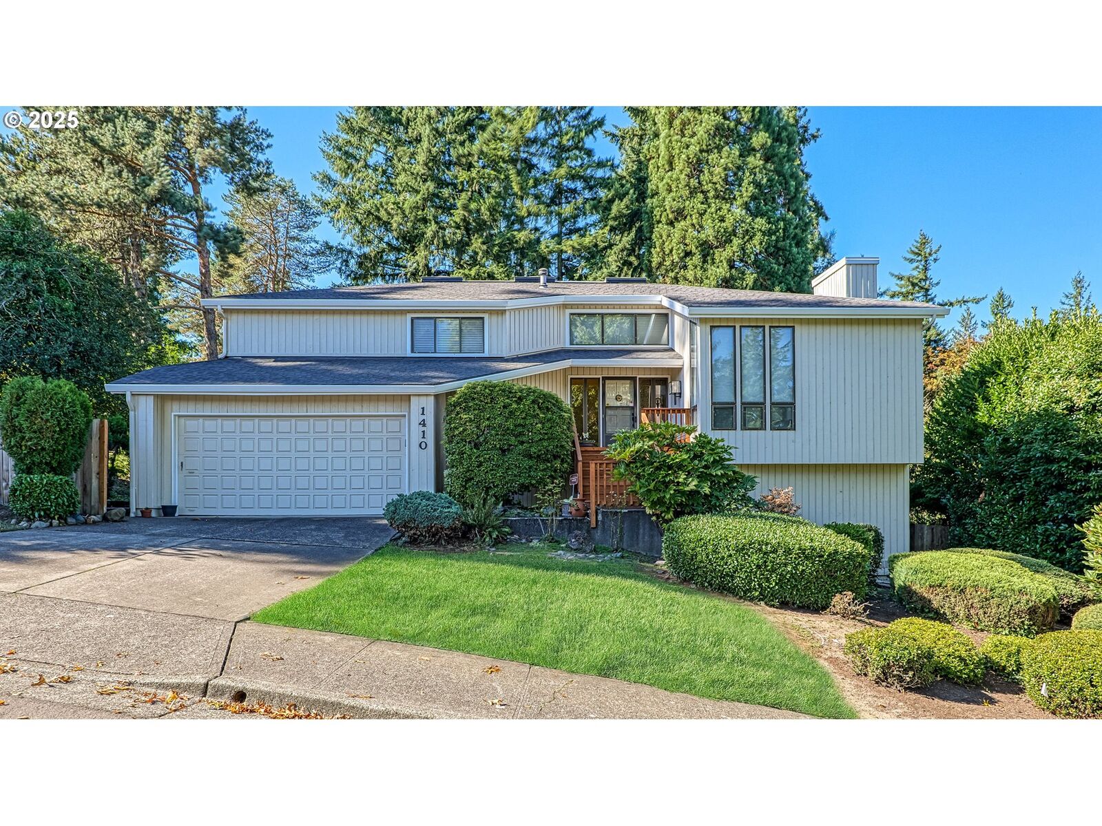 Property Photo: 1410 Woodland Ter OR 97034