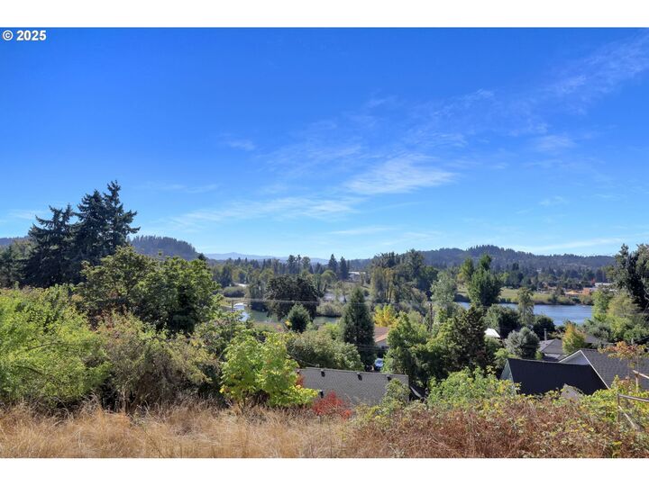 Property Photo: 475 Riverview Blvd OR 97477