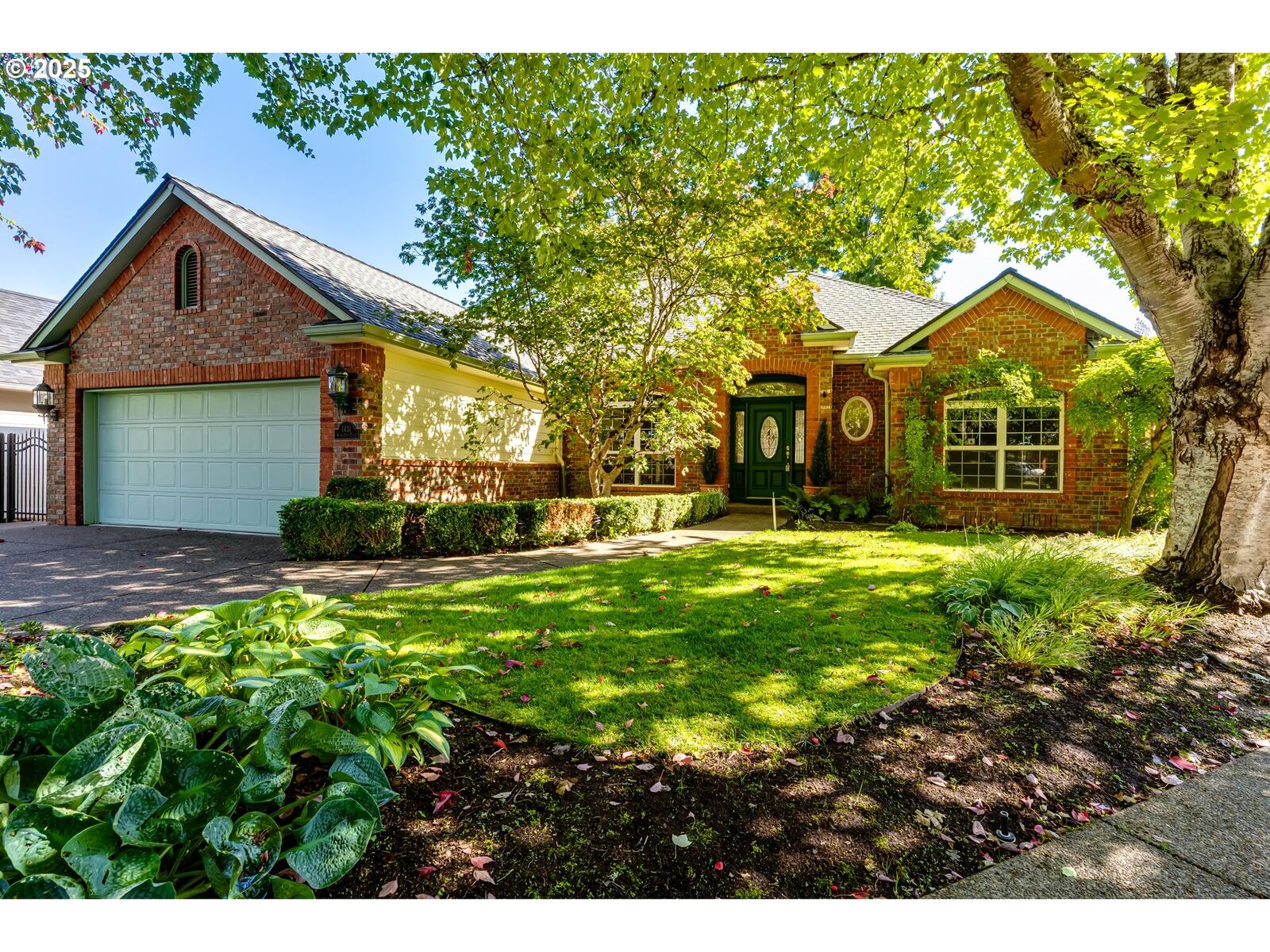 Property Photo: 1431 Wimbledon Pl OR 97477