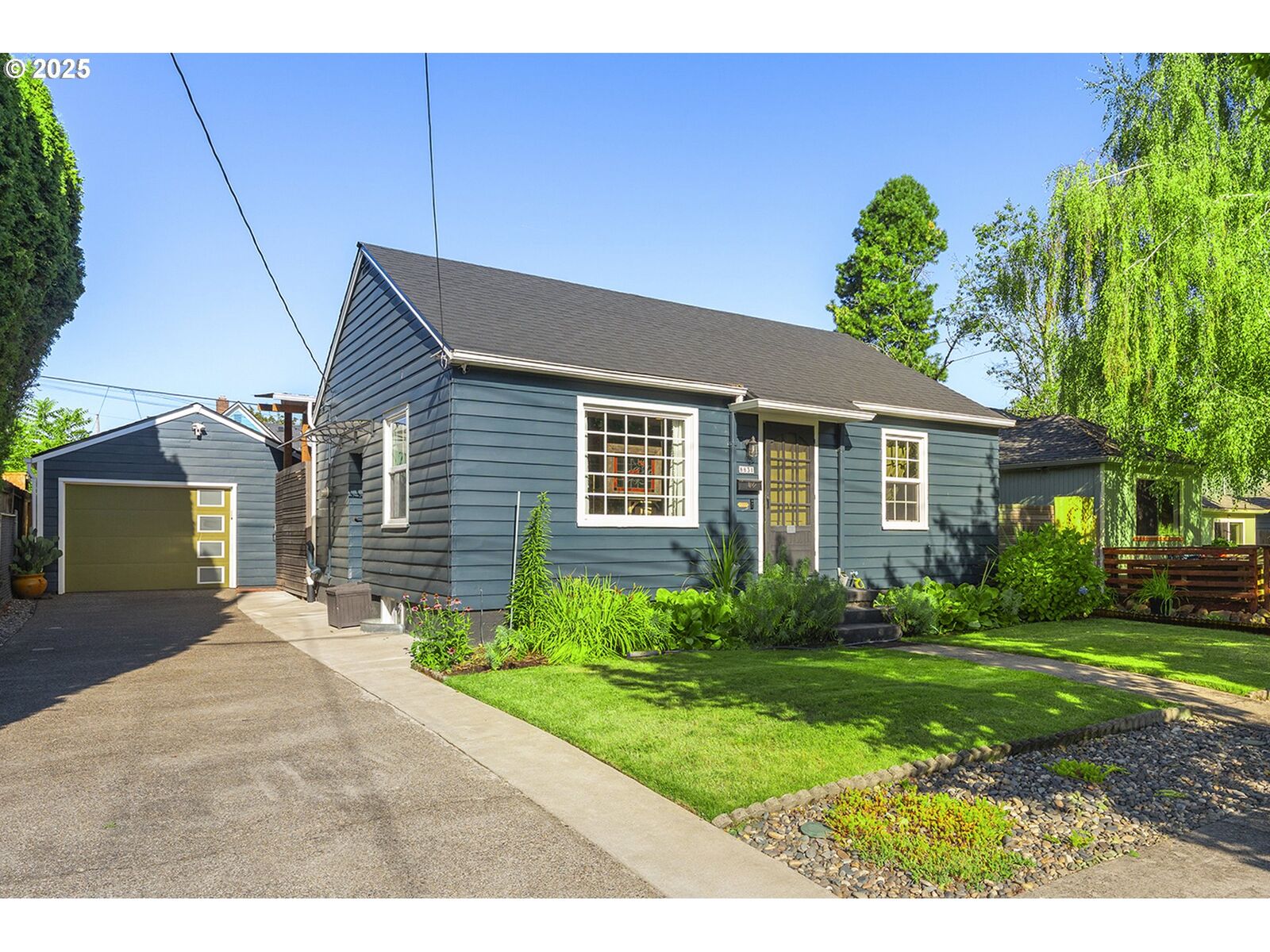 Property Photo: 8831 N Wayland Ave OR 97203