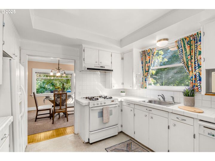 Property Photo:  3444 NE Schuyler St  OR 97212