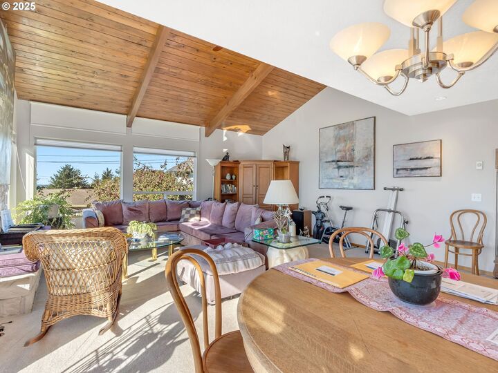 Property Photo:  325 W Niagara Ave  OR 97103 