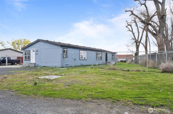 Property Photo:  1702 W Bemis St  WA 98837 