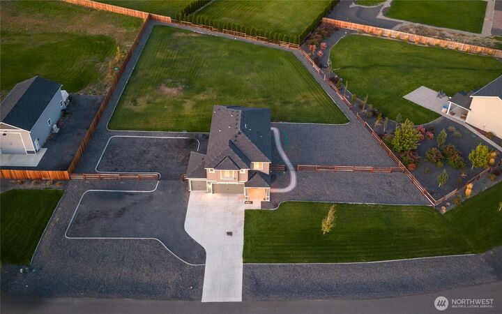 Property Photo:  2814  Dapple Gray Way  WA 98926 