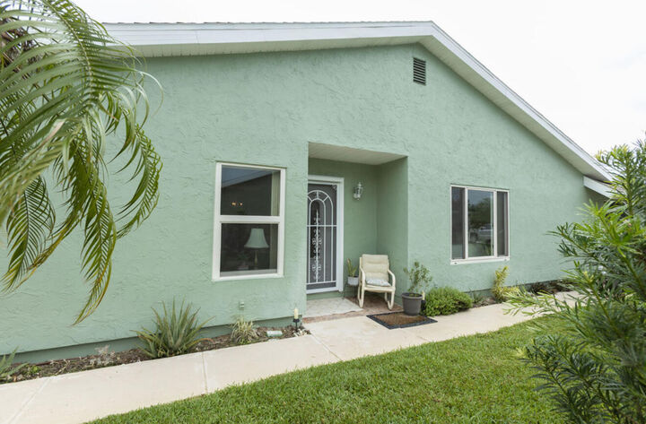 Property Photo: 1421 SE Larkwood Circle FL 34952