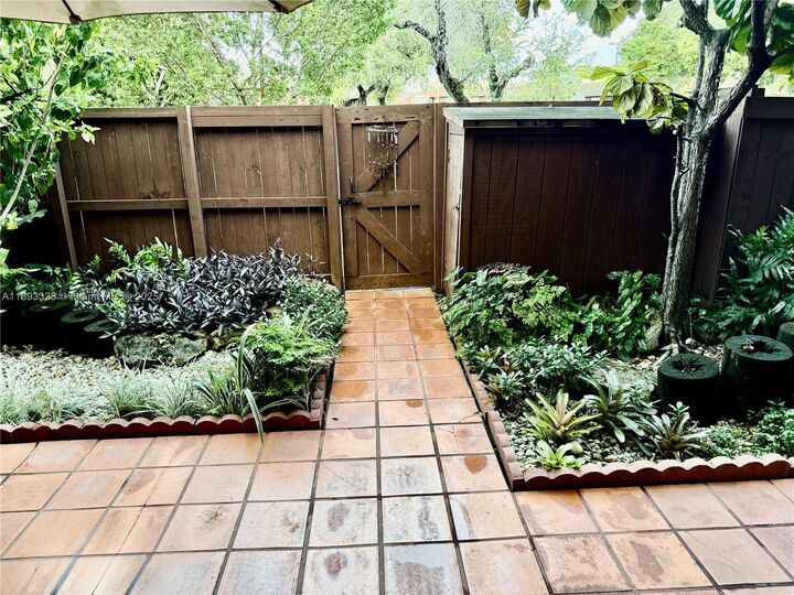 Property Photo: 6425 SW 116th Pl E FL 33173