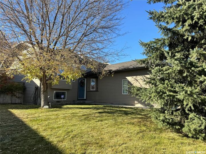 Property Photo:  402 Overholt Crescent  SK S7N 4S9 