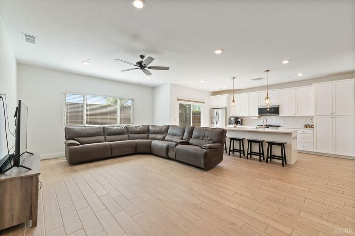 Property Photo: 2533 W Claridge Way CA 93230