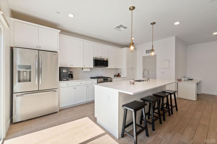 Property Photo: 2533 W Claridge Way CA 93230