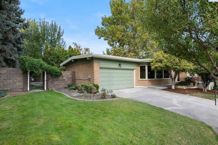 Property Photo: 2410 S Everett Place WA 99337