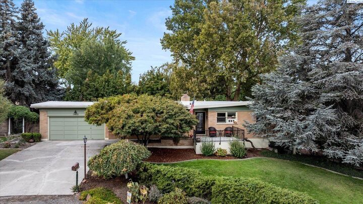 Property Photo:  2410 S Everett Place 763 M  WA 99337 