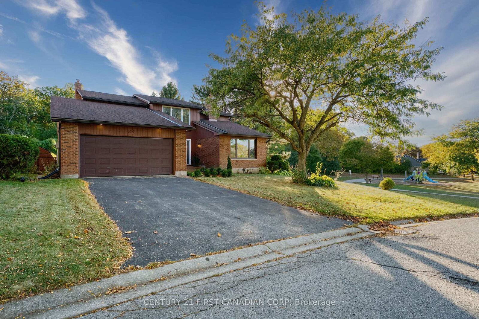 Property Photo: 33 Fourwinds Road ON N6K 3L1