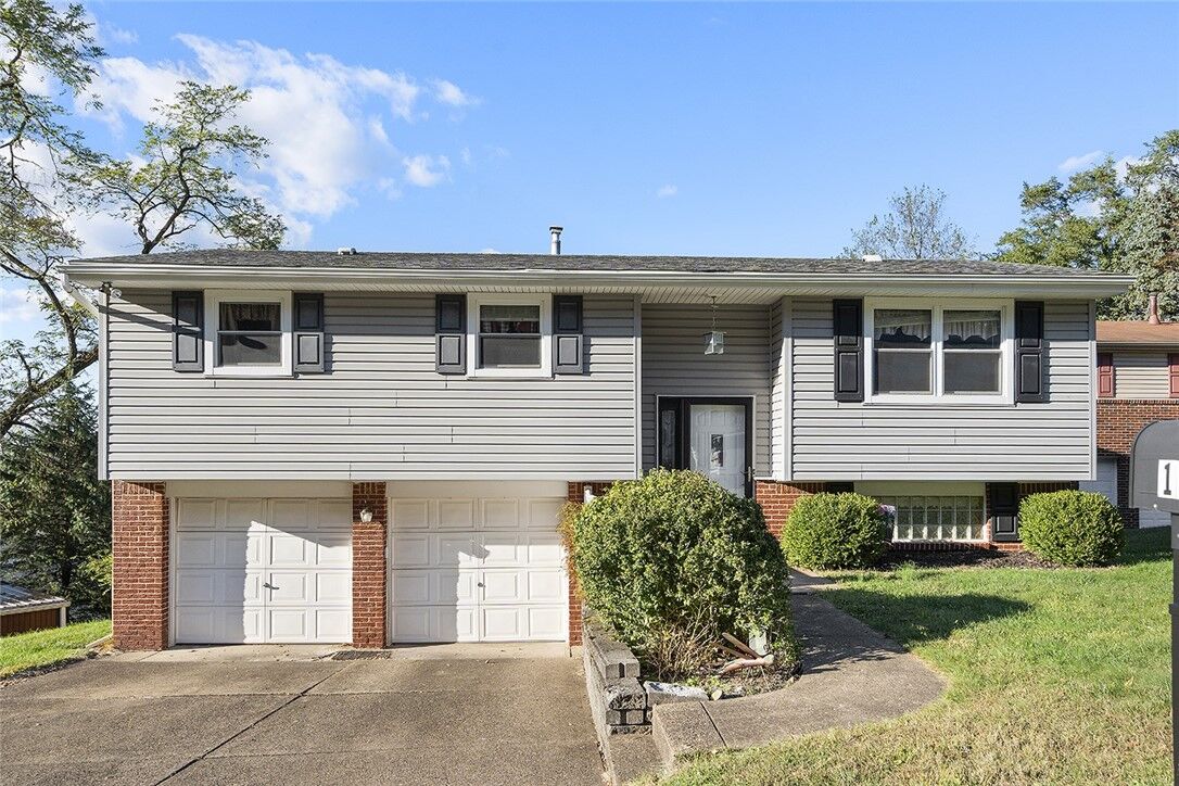 Property Photo: 111 Knoll Dr PA 15147