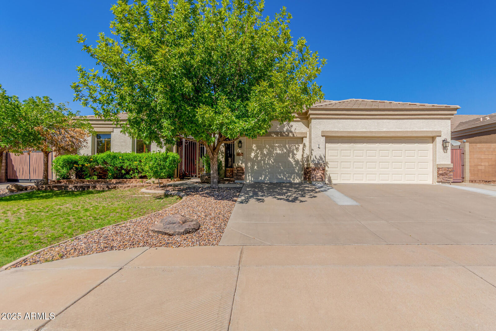 Property Photo:  8724 E Hillview Street  AZ 85207 