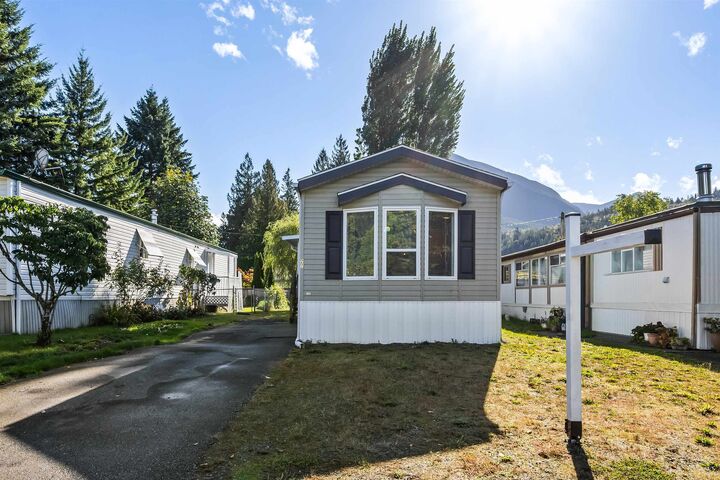 Photo de la propriété: 46484 Chilliwack Lake Road 27 BC V2R 3R7