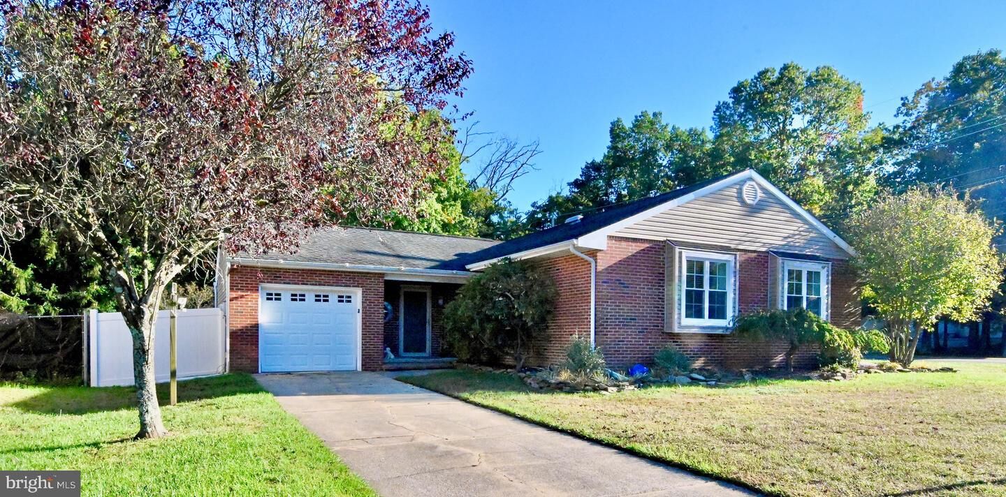 Property Photo:  2 Elizabeth Place  NJ 08081 