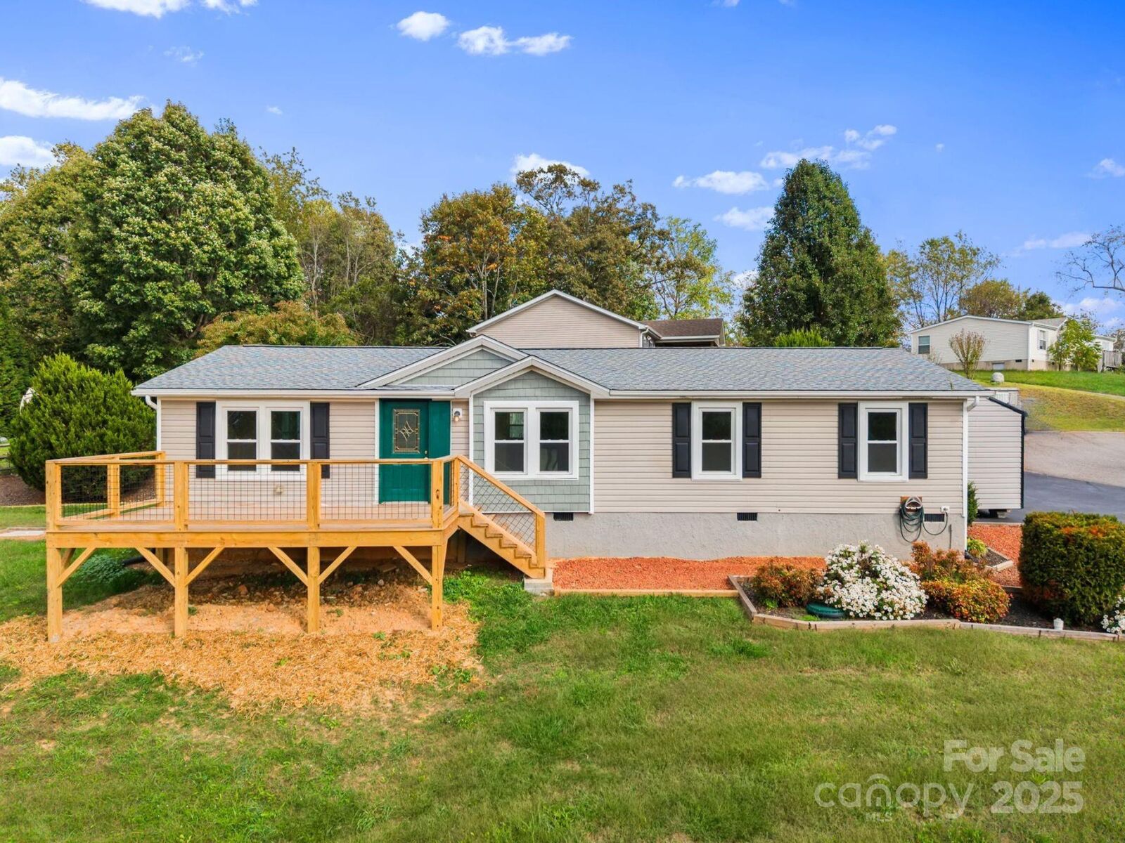 Property Photo: 6 Sahalee Drive NC 28804