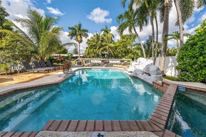 Property Photo: 2625 Nassau Ln FL 33312
