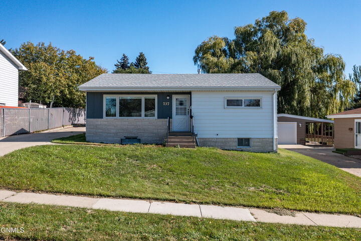 Property Photo: 737 N 24th Street ND 58501