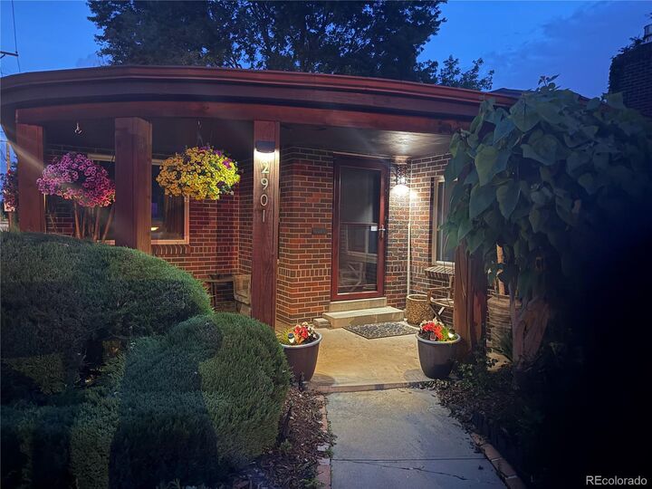 Property Photo:  2901 Monaco Pkwy  CO 80207 