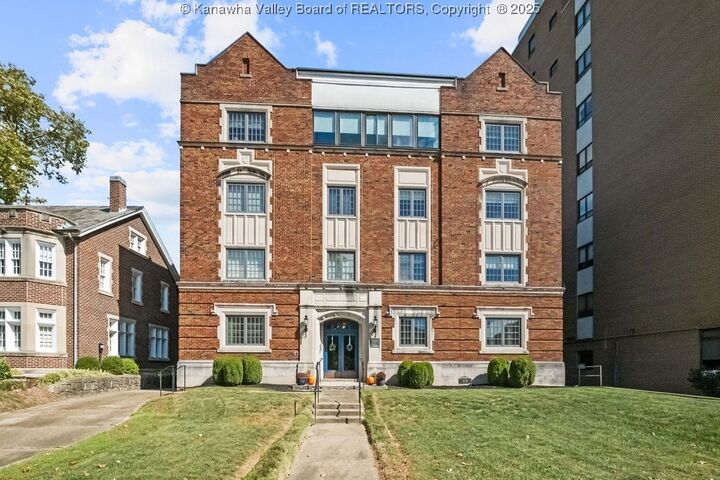 Property Photo:  1570 Kanawha Boulevard E 400  WV 25311