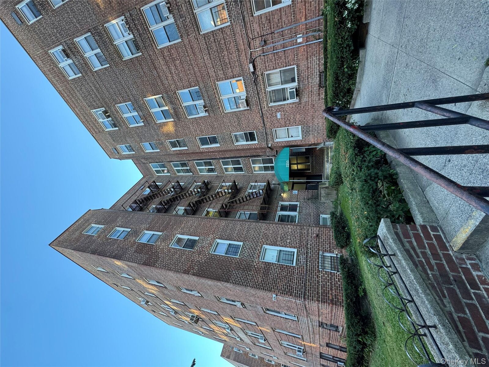 Property Photo: 2255 Cruger Avenue 1B NY 10467