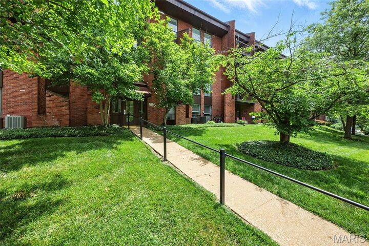 Property Photo: 585 Coeur De Royale Drive 405 MO 63141