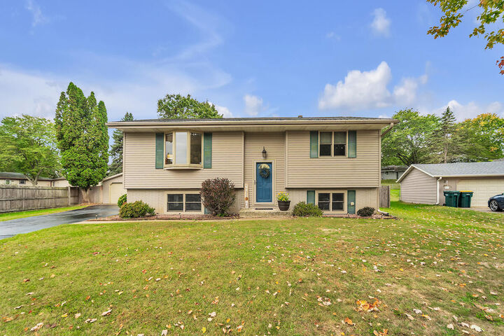 633 W Hollybrook Ln  Saukville WI 53080 photo