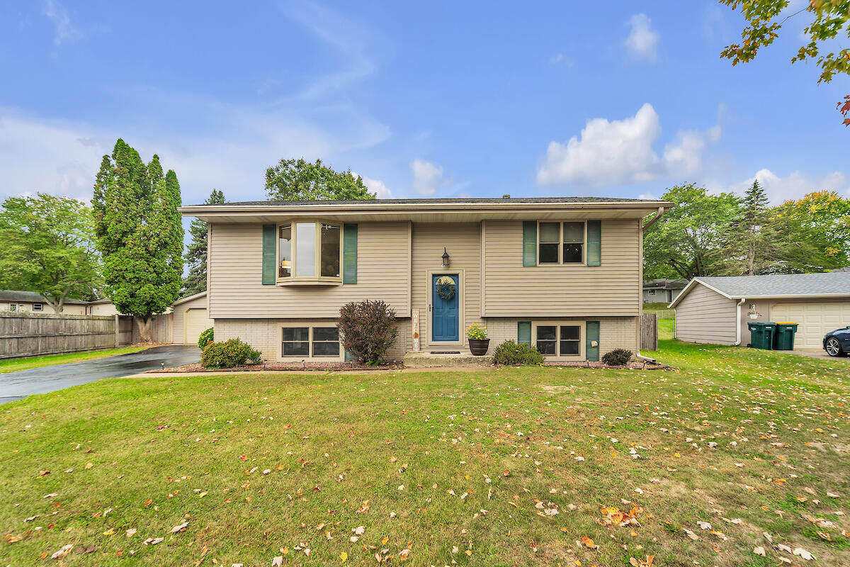 Property Photo: 633 W Hollybrook Ln WI 53080