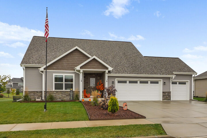 1451 Whalen Dr  Oconomowoc WI 53066 photo