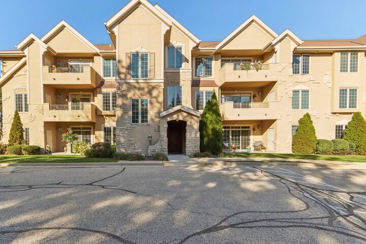 2912 N University Dr 208  Waukesha WI 53188 photo