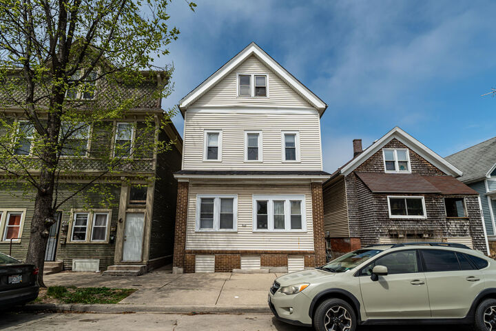 Property Photo: 816 E Clarke St WI 53212