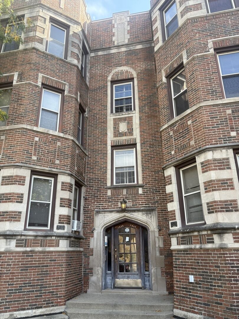Property Photo: 7635 S Yates Boulevard 2N IL 60649