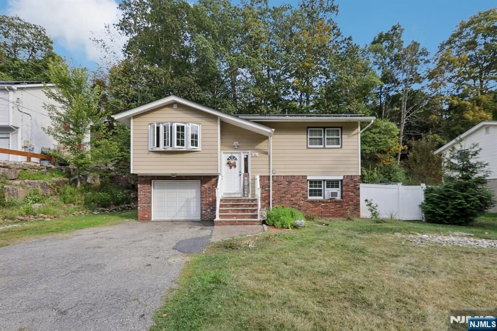 Property Photo:  23 Fordham Trail  NJ 07843 